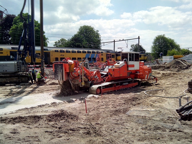 Trencher mastenbroek harderwijk aan het werk bij station